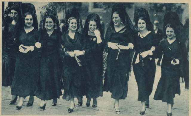Grupo de mujeres con mantilla durante la Semana Santa