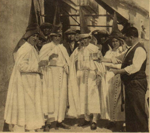 Grupo de cofrades tomando una caña de manzanilla
