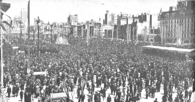 La multitud en Buenos Aires celebrando el 12 de Octubre de 1937