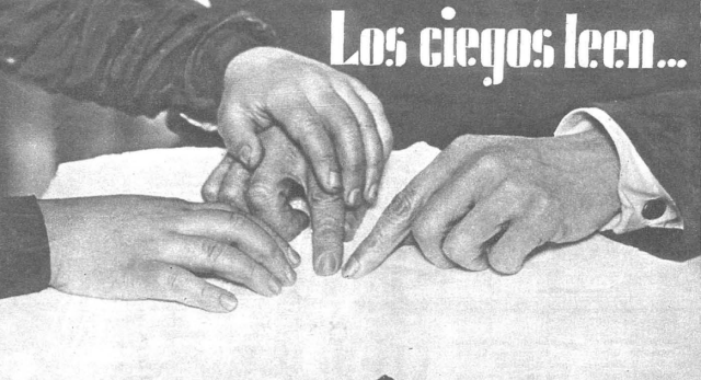 Los dedos de un alumno de Braille son guiados por el profesor