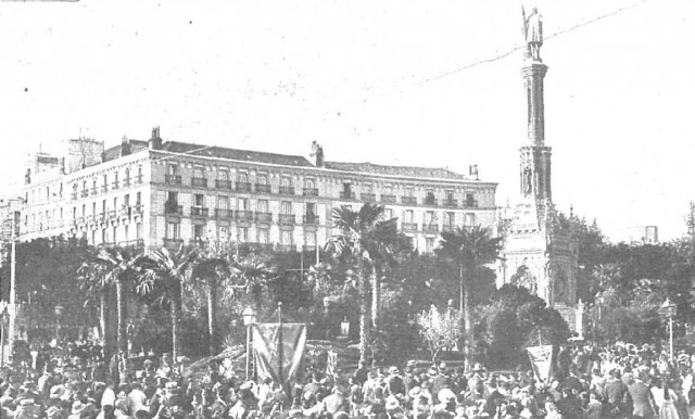 NIños depositando flores en el monumento a Colón en 1917 en Nuevo Mundo
