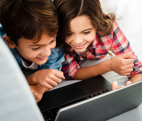 Imagen de niños con un ordenador
