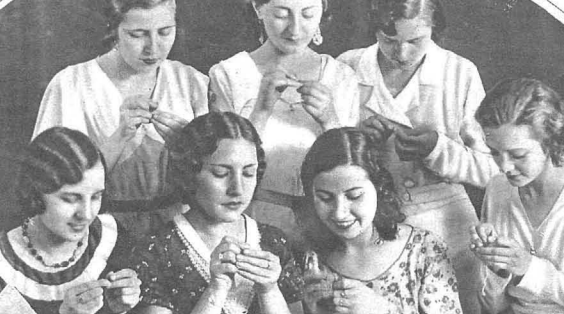 Un grupo de chicas enhebrando la aguja de coser posa para la revista Estampa