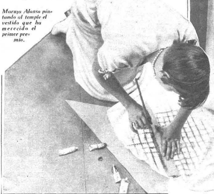 Maruja Alonso, ganadora del concurso, pintando al temple su vestido