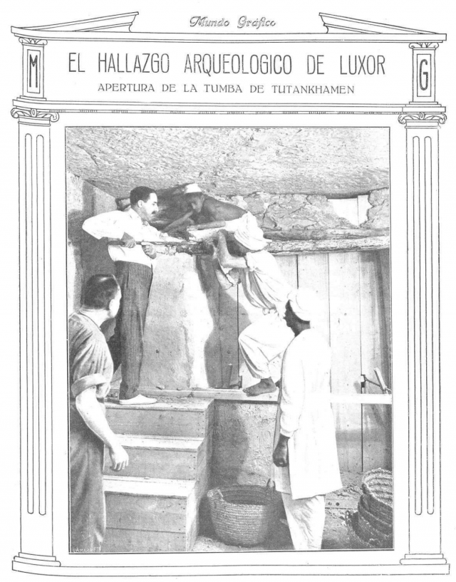 Momento en que Howard Carter rompe el sello de acceso a la cámara sepulcral de Tutankamón, en Mundo Gráfico
