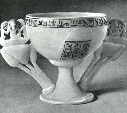Copa de alabastro encontrada en la tumba de Tutankamón, en La Esfera