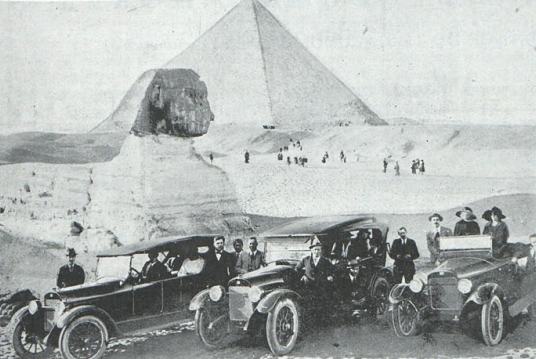 Turistas en sus automóviles junto a la esfinge y la gran pirámide