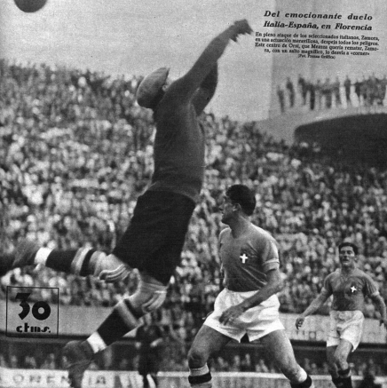 Zamora en una intervención durante el partido contra Italia, en Mundo Gráfico