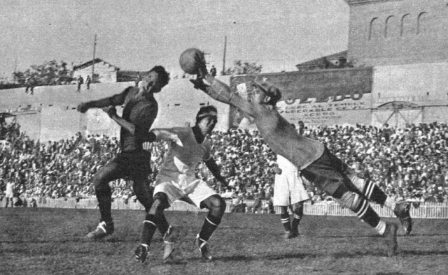 Zamora despeja un balón en su debut con el Madrid, en Mundo Gráfico