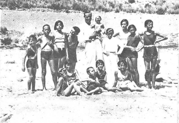 Zamora junto con niños en una playa de Cataluña en 1929